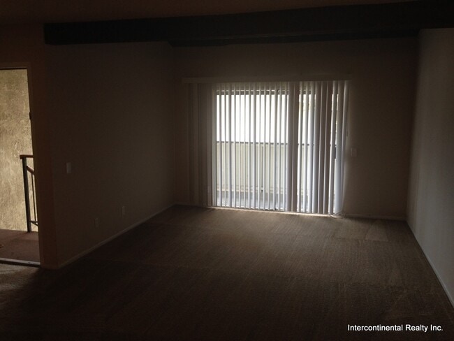 Foto del edificio - Upstairs Condo with Balcony