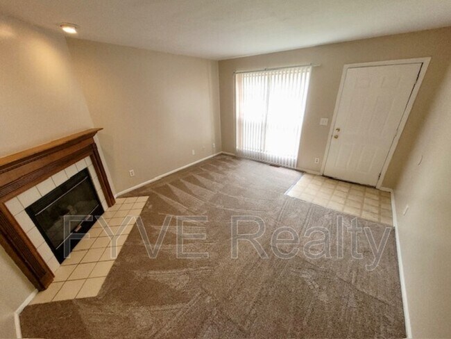Building Photo - 469 Applegate Ln