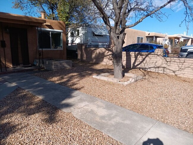 Building Photo - Stunning 4-bedroom 3-bathroom home in Santa Fe! Showings available NOW!