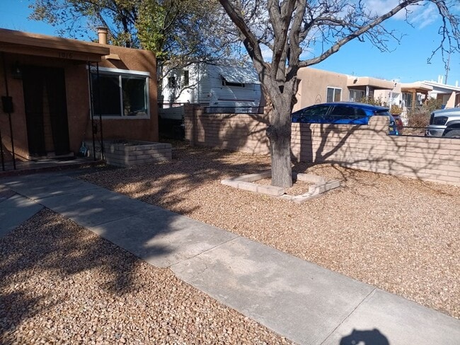 Foto del edificio - Stunning 4-bedroom 3-bathroom home in Santa Fe! Showings available NOW!