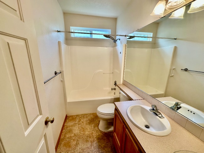 Building Photo - 1327 Manzana St