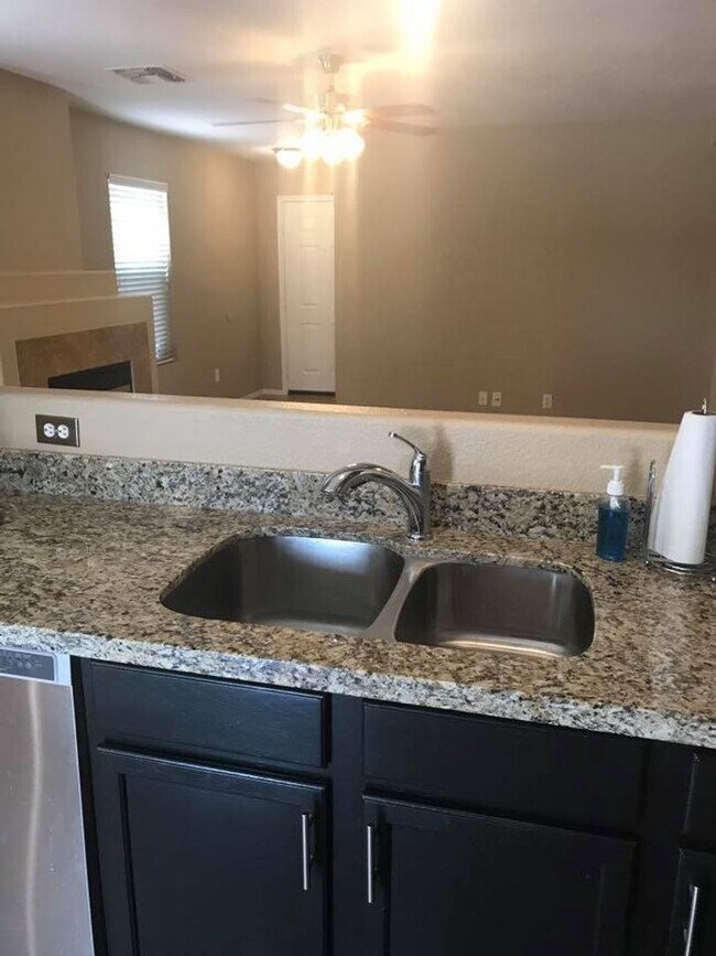 Foto del edificio - 3-bedroom, 2-bath on oversized lot