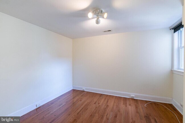 Building Photo - 2546 W Girard Ave