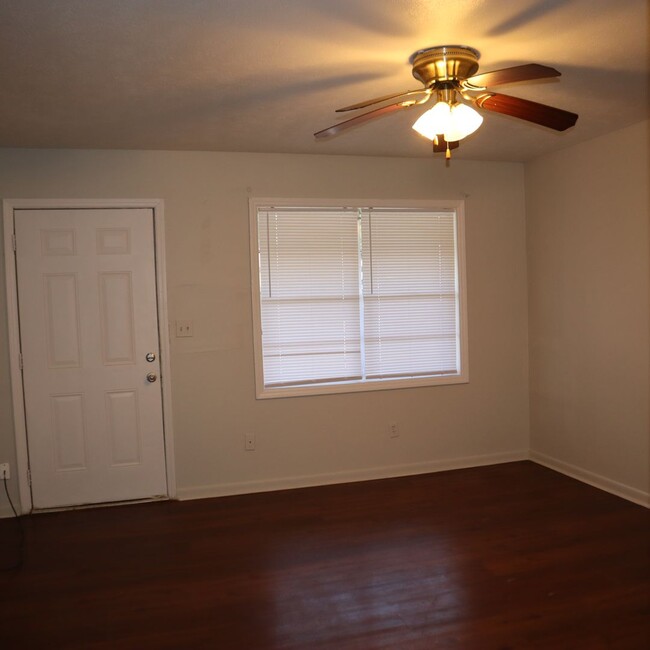 Building Photo - Freshly painted 3 bedroom home for $780 mo...