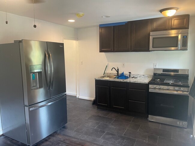 Building Photo - 3905 Kenyon Ave