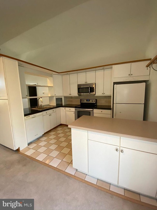 Building Photo - 333 W Cedarmeade Ave