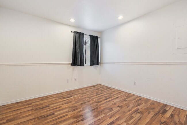 Foto del edificio - 303 Gage Blvd