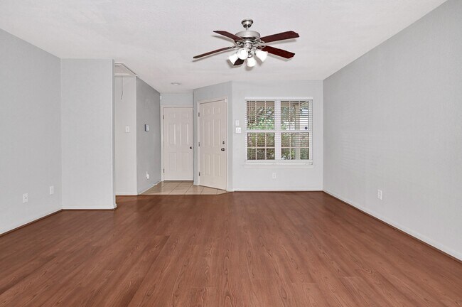 Foto del edificio - 702 Heatherton Hill Ln
