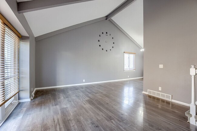 Building Photo - Spacious 4 Bedroom With Updated Kitchen, F...