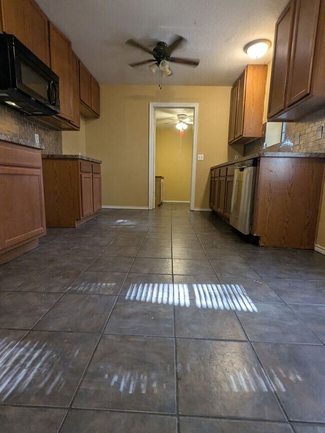 Foto del edificio - Quaint 3/2 on large shaded lot in Azle! Su...