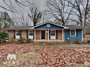 Building Photo - 121 Nicklaus Dr