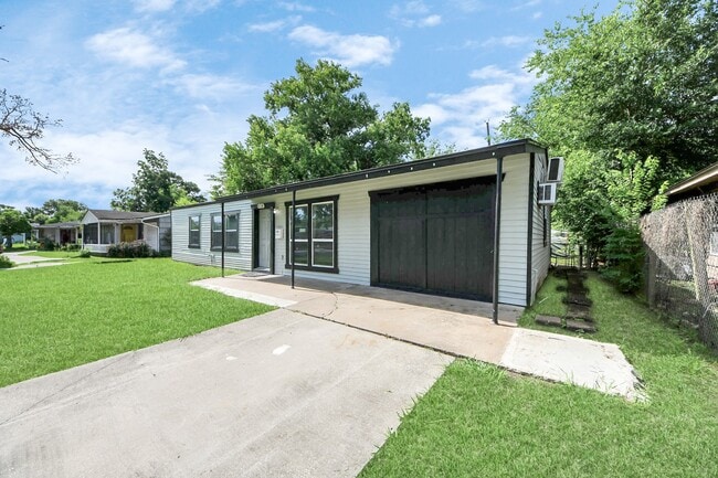 Building Photo - 5738 Kenilwood Dr