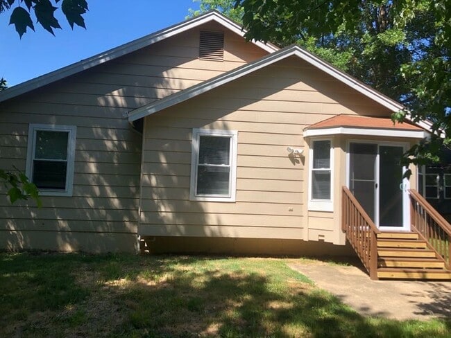 Building Photo - 1529 Brittany Cv