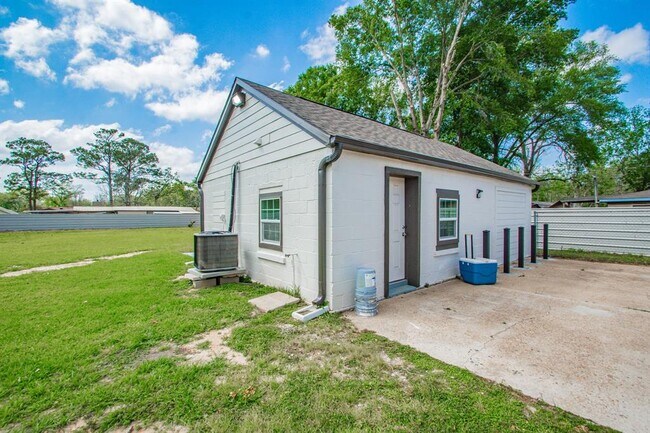 Building Photo - 2514 Dedman St