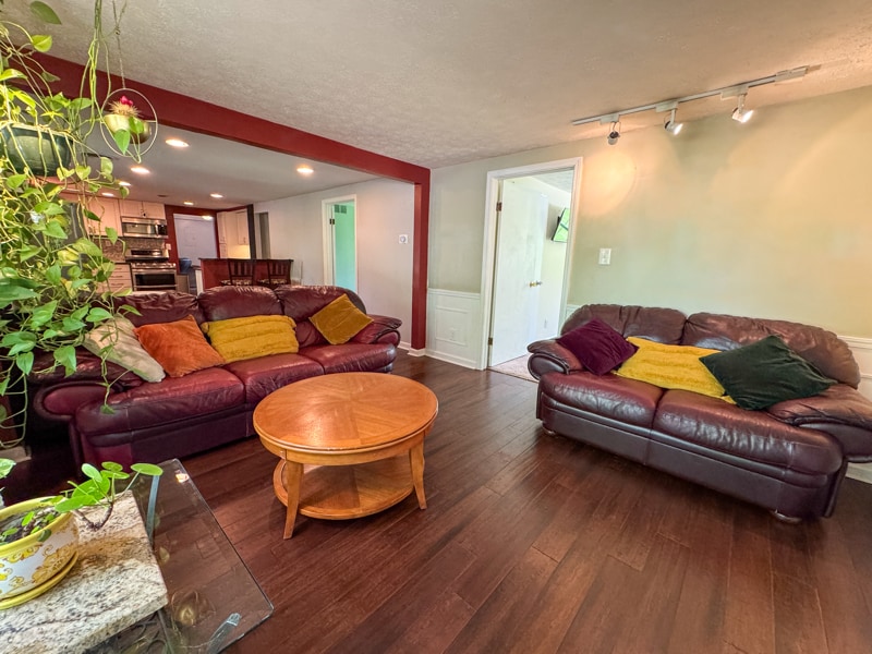 Primary Photo - 7240 N Temple Ave