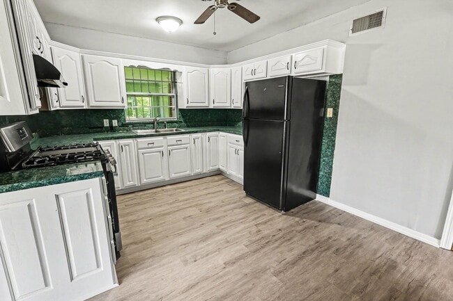 Building Photo - 2822 Sumter Ave