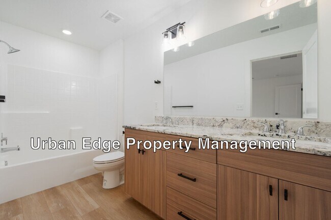 Foto del edificio - Move in special for July / NEW Row Home wi...