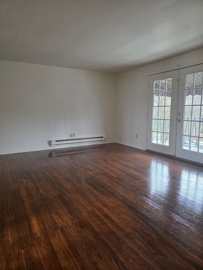 Foto del edificio - 2-bedroom upper