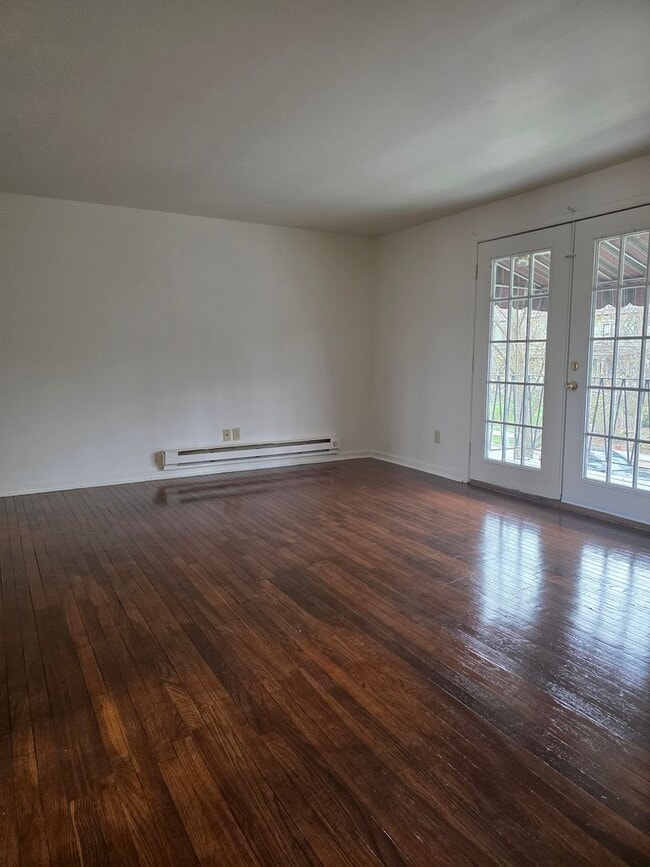 Building Photo - 2-bedroom upper