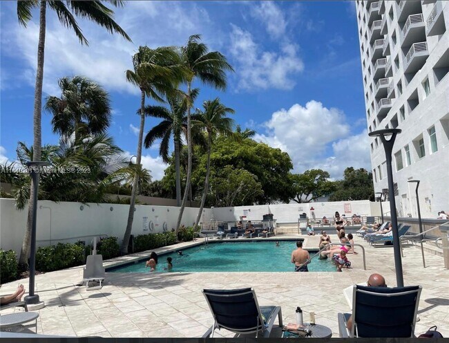 Foto del edificio - 2670 E Sunrise Blvd