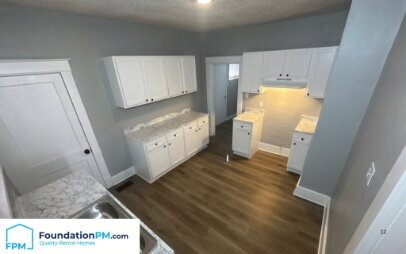 Foto del edificio - "Charming 2-Bedroom Retreat with Fireplace on Rosewood Avenue!"