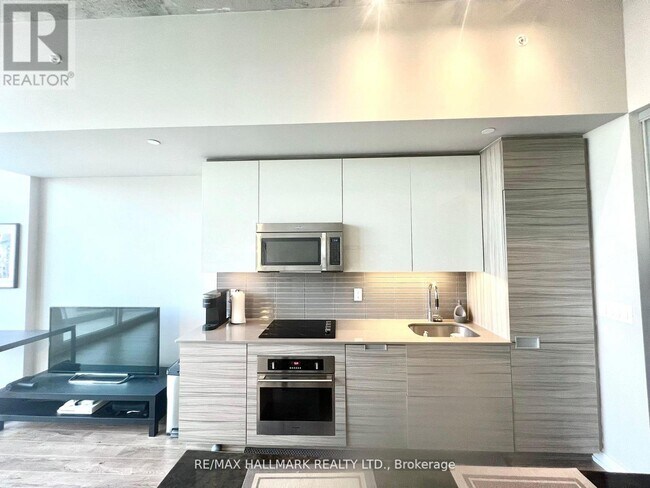 Building Photo - 210 Simcoe St