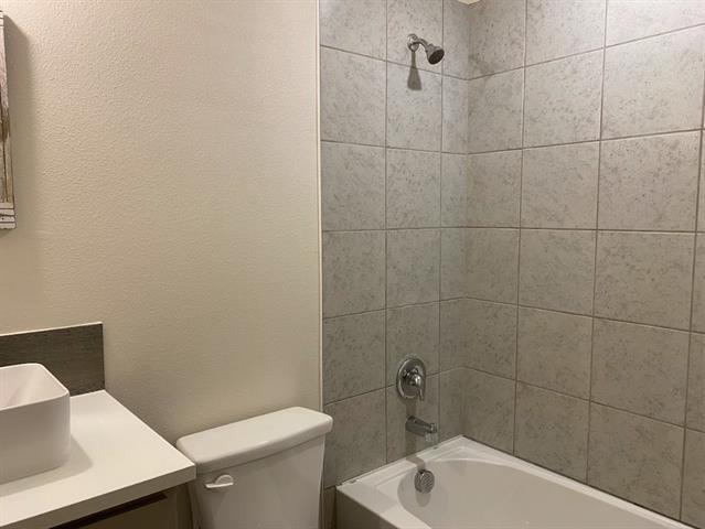 Building Photo - 136 Bridlewood Ln