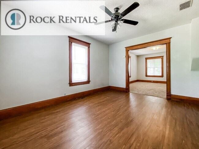 Foto del edificio - Large 4 Bed 2 Bath Home