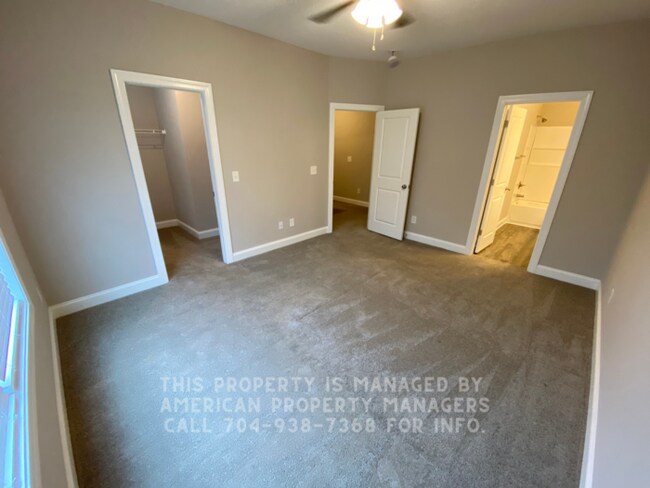 Building Photo - 905 Oakwood Ave