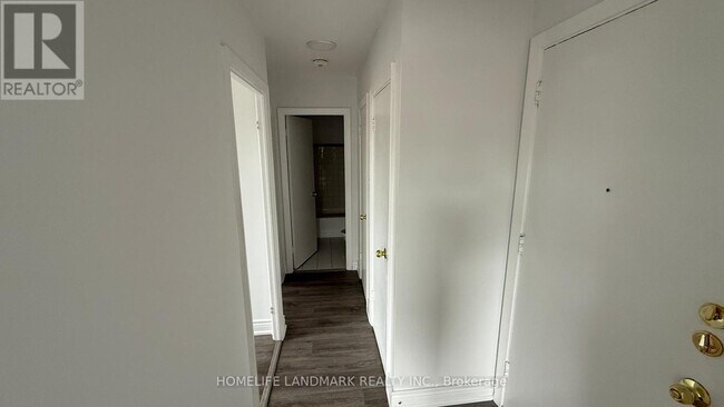Photo du bâtiment - 676 Mt Pleasant Rd