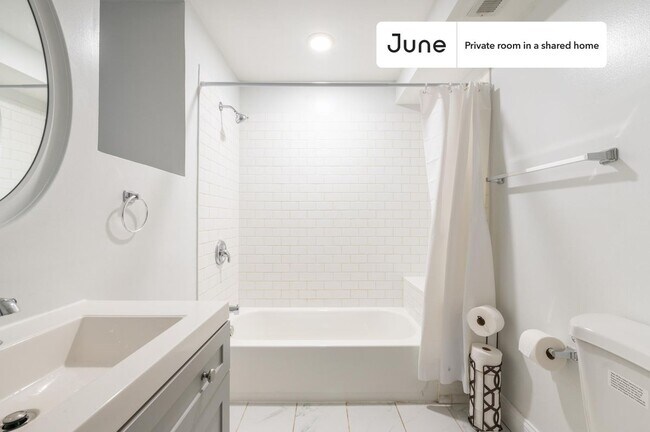 Foto del edificio - Private bedroom in 3 bed/2 bath Home