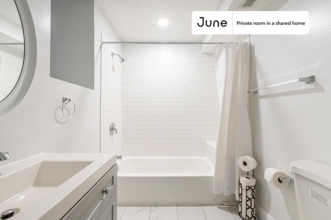 Building Photo - Private bedroom in 3 bed/2 bath Home