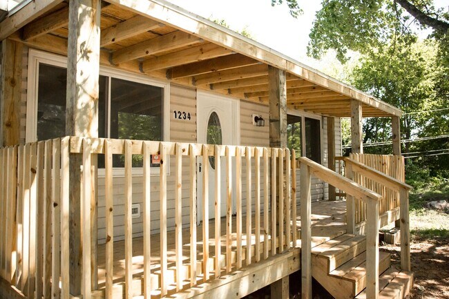 Building Photo - 5 bedroom 3 full bathroom available now!!
