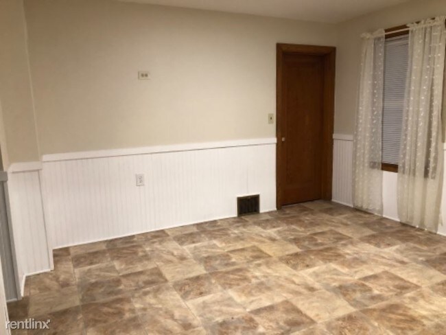 Building Photo - 3 br, 1.5 bath House - 670 Highland Ave