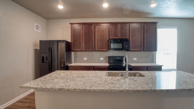 Foto del edificio - Spacious Townhome Available Now!