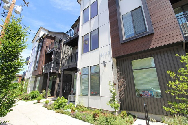 Building Photo - 8120 SE 11th Ave
