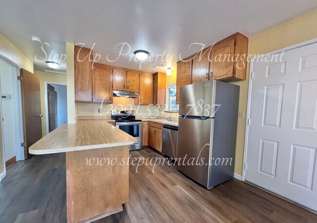 Foto del edificio - Charming 3-Bedroom Retreat with Modern Updates and Scenic Views in Ponderosa Hills