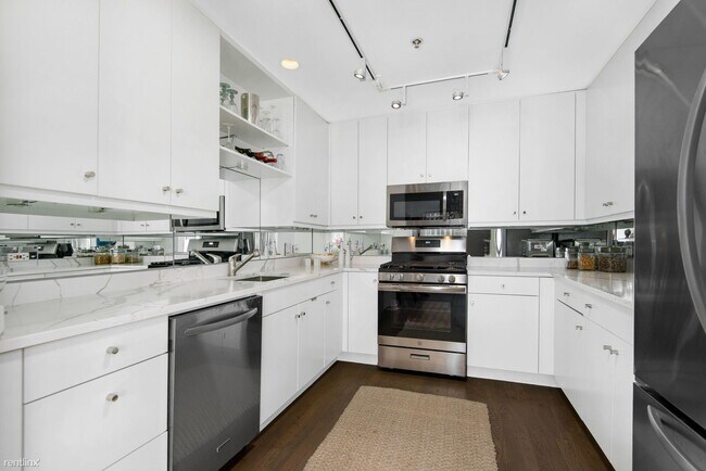 Building Photo - 1 br, 1 bath  - 250 E Pearson St Apt 702