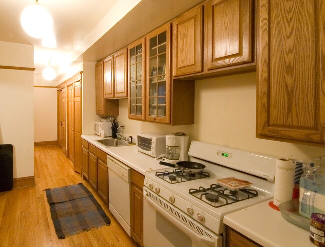 Building Photo - 3824 N Sheffield Ave