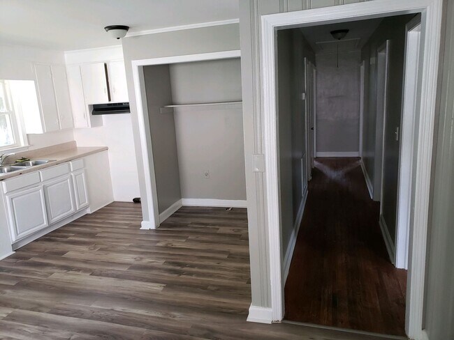 Foto del edificio - 866 Rankin St NE