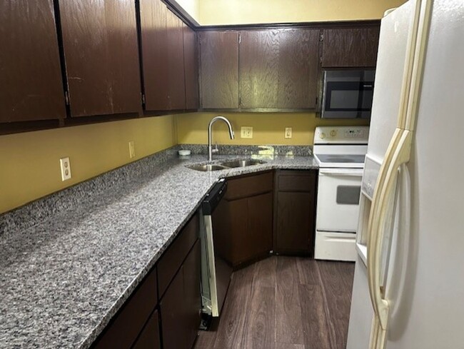 Building Photo - Updated very spacious town home. Aval 11/1