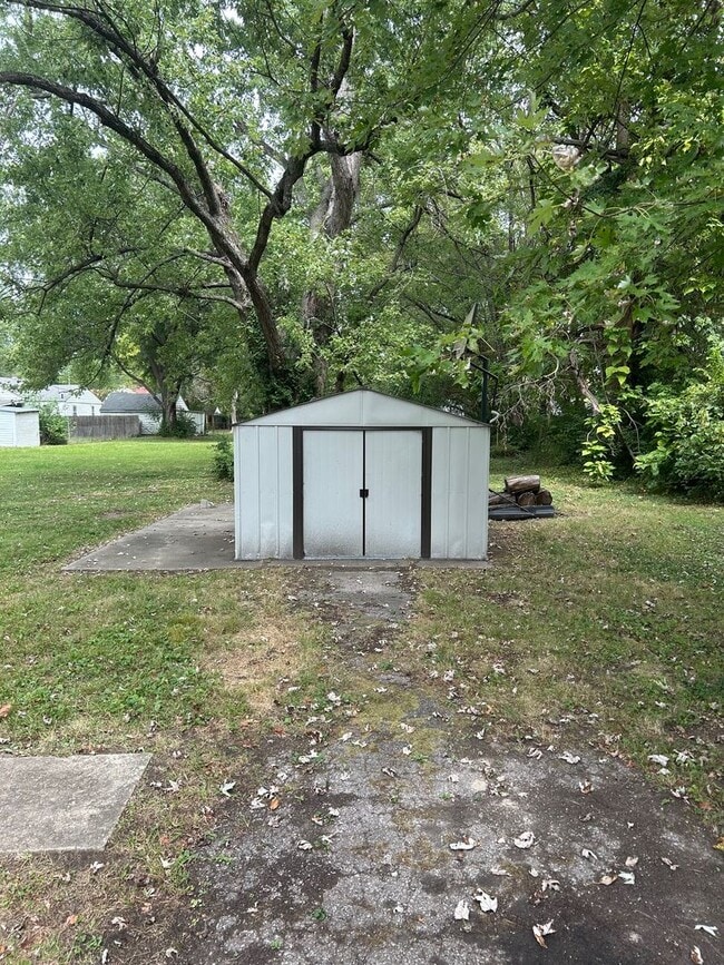 Building Photo - Updated 2 Bedroom 1 Bath Convenient Shively location
