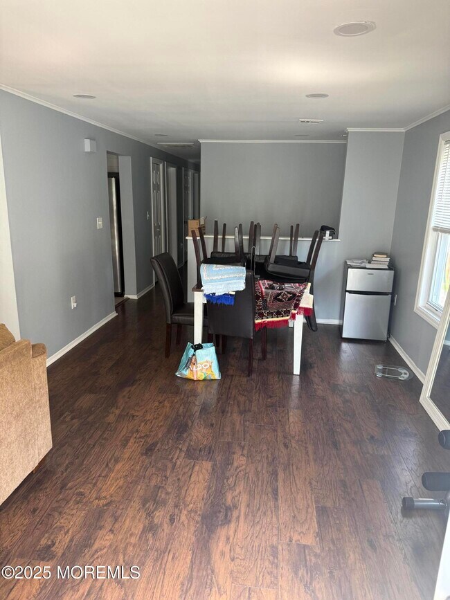 Foto del edificio - 148 Dewitt Ave