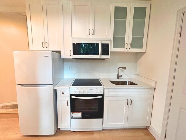 Photo - Beautifully renovated studio with extra large spa bathroom and yard House