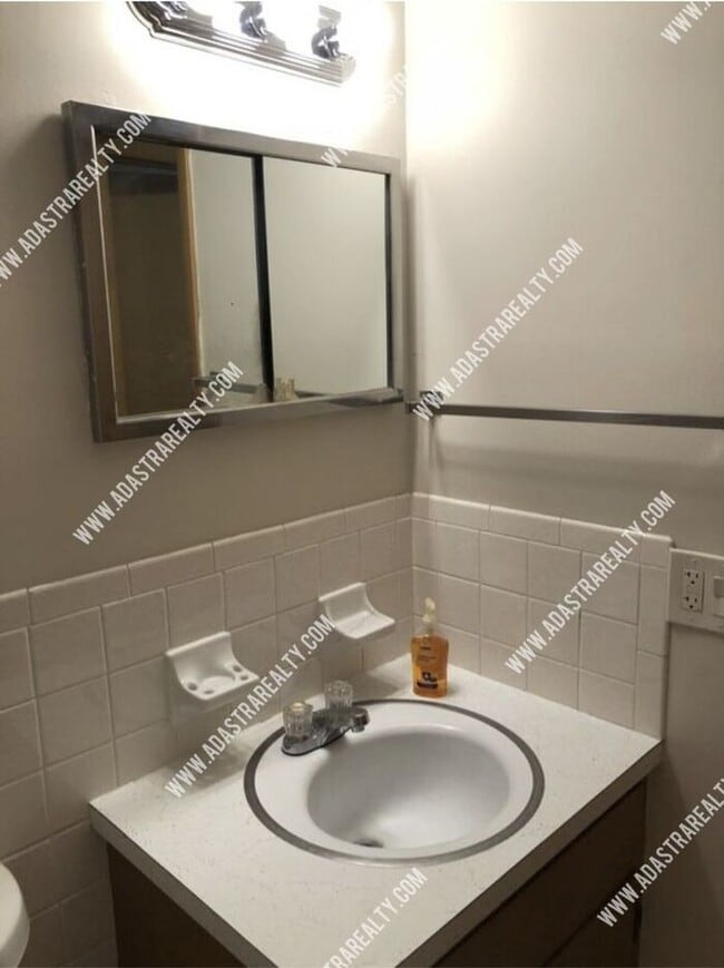 Foto del edificio - Beautiful Spacious Duplex in Paola-Available in MAY!!!