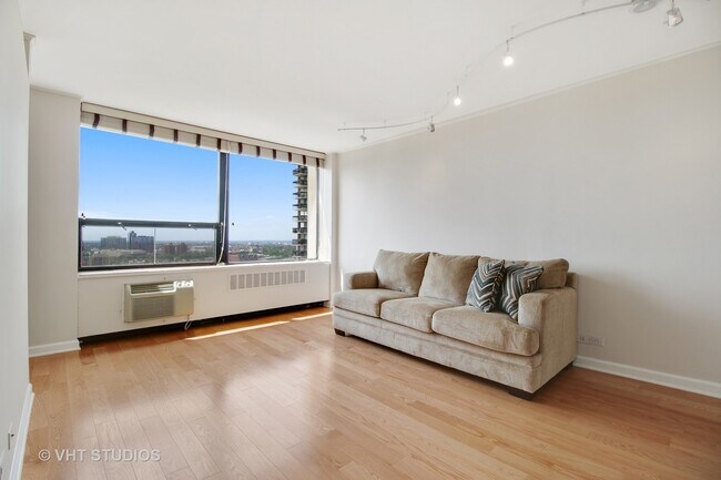 Foto del edificio - 1355 N Sandburg Terrace