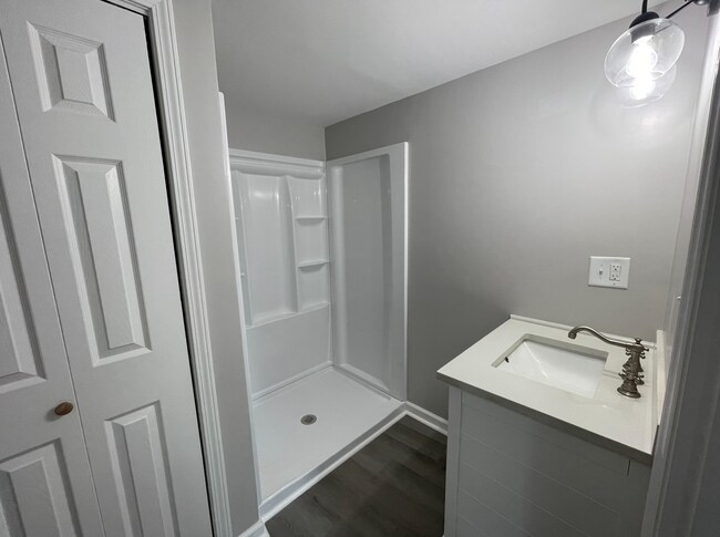 Foto del edificio - Freshly Renovated Studio Apartment - water...