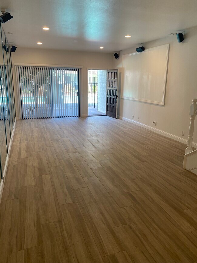 Huge Living Space - 17200 Newhope St
