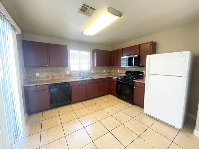 Building Photo - Move-In Ready 3-Bedroom Rental in Quiet No...