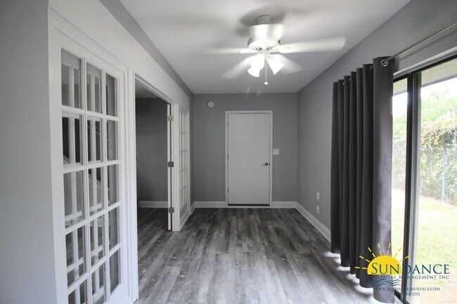 Building Photo - Fully Renovated 3 Bedroom Townhouse in Des...